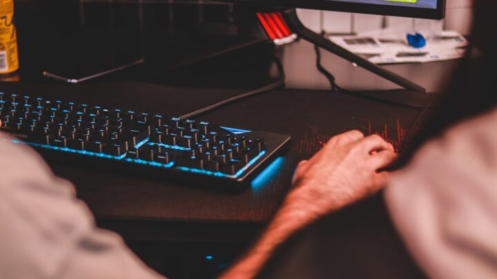 Apex Legends: Jak skutecznie grać solo vs. squad? Taktyki i dobór legend