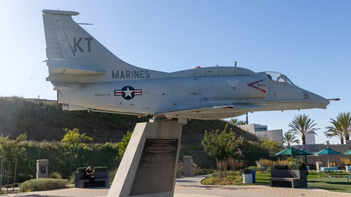 Counter-Strike 2: Zaawansowane taktyki na popularnych mapach – jak dominować bombsite’y i kluczowe pozycje