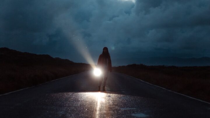 Alan Wake 2: Jak rozwiązać zagadkę z latarką w lokacji „Ogród Pamięci”? Szczegółowy solucja.