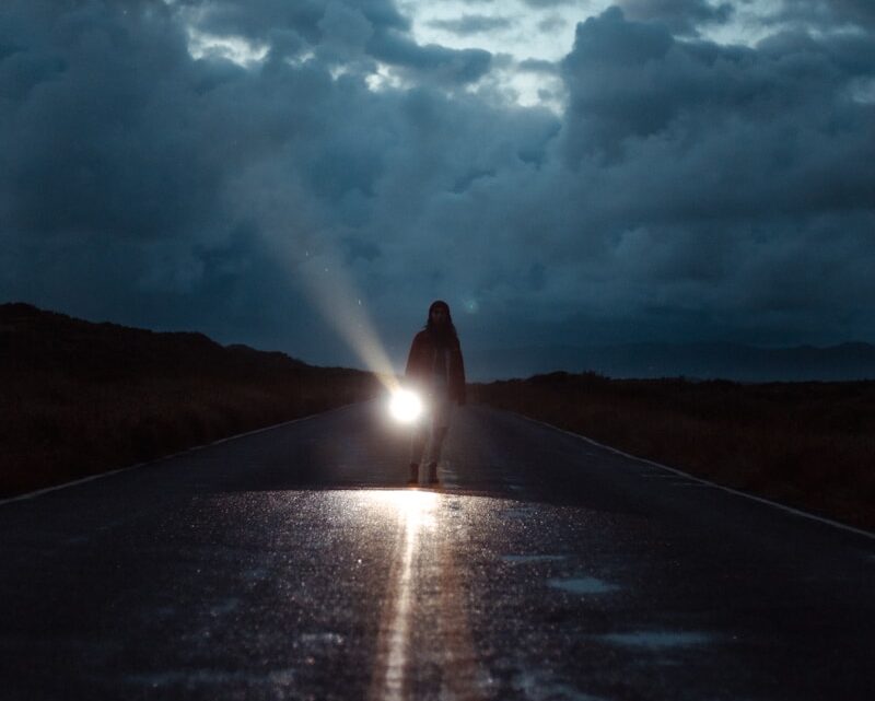 Alan Wake 2: Jak rozwiązać zagadkę z latarką w lokacji „Ogród Pamięci”? Szczegółowy solucja.