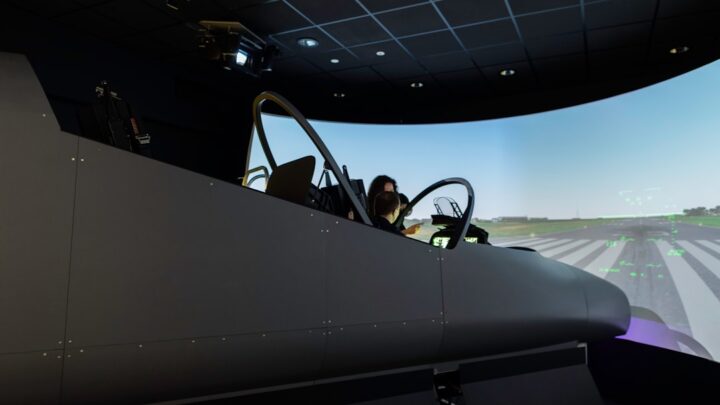 Jak wybrać i ustawić VR do symulatorów lotniczych i wyścigowych dla maksymalnego realizmu?