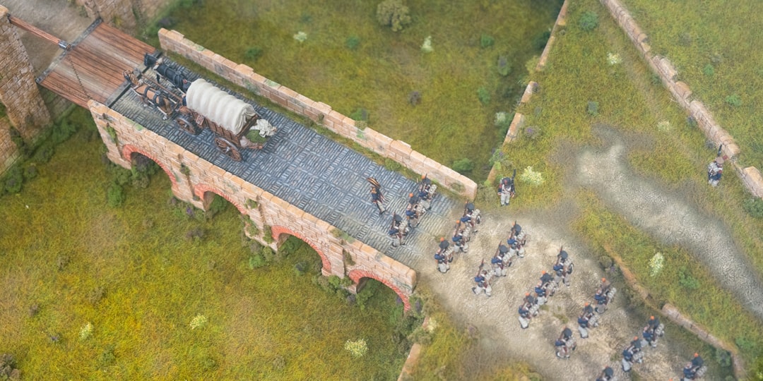 Manor Lords: Jak skutecznie bronić osadę przed najazdami? Poradnik strategii obronnych i budowy fortyfikacji.