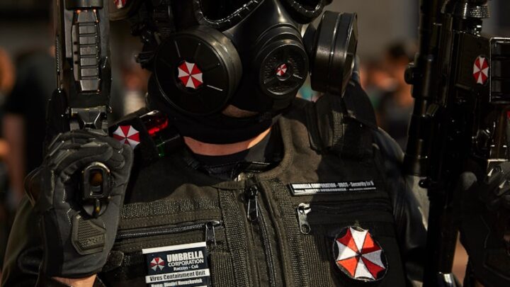 Resident Evil 4 Remake: Jak optymalnie zarządzać ekwipunkiem i ulepszać broń? Poradnik strategii inventory.