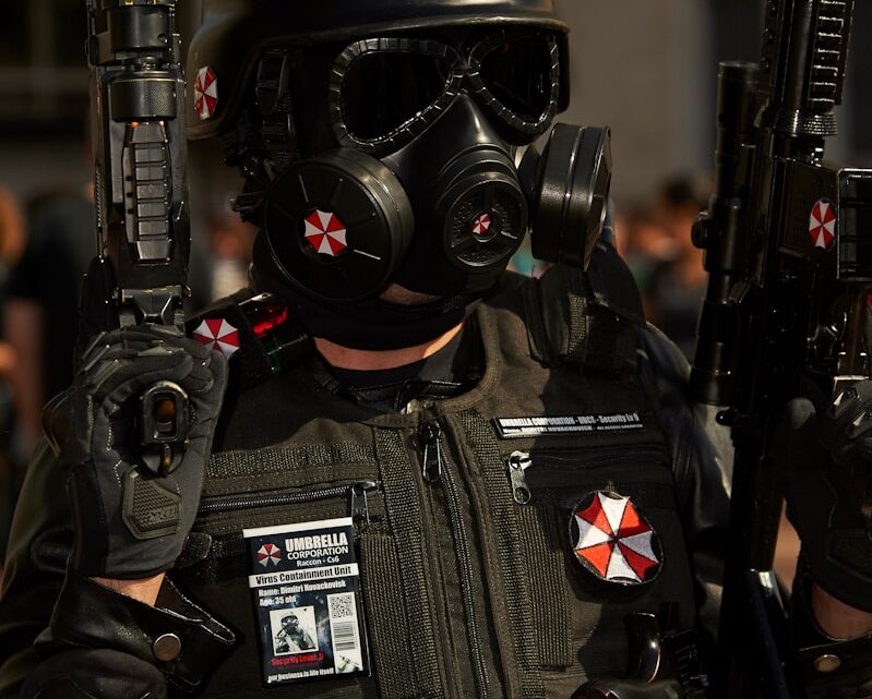 Resident Evil 4 Remake: Jak optymalnie zarządzać ekwipunkiem i ulepszać broń? Poradnik strategii inventory.