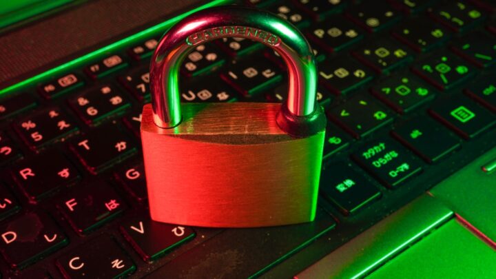 Bezpieczeństwo w gamingowym świecie online: Jak chronić swoją prywatność i dane przed oszustwami oraz toksycznymi graczami?