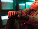 Cyberpunk 2077: Jakie decyzje fabularne mają największy wpływ na zakończenie i relacje z postaciami?