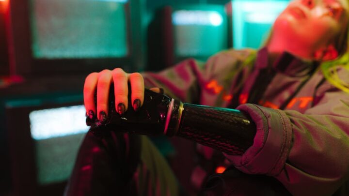 Cyberpunk 2077: Jakie decyzje fabularne mają największy wpływ na zakończenie i relacje z postaciami?