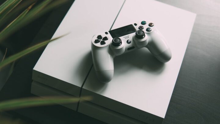 Jak używać funkcji Share Play na PlayStation? Przewodnik po współdzieleniu gier i lokalnej kooperacji online.