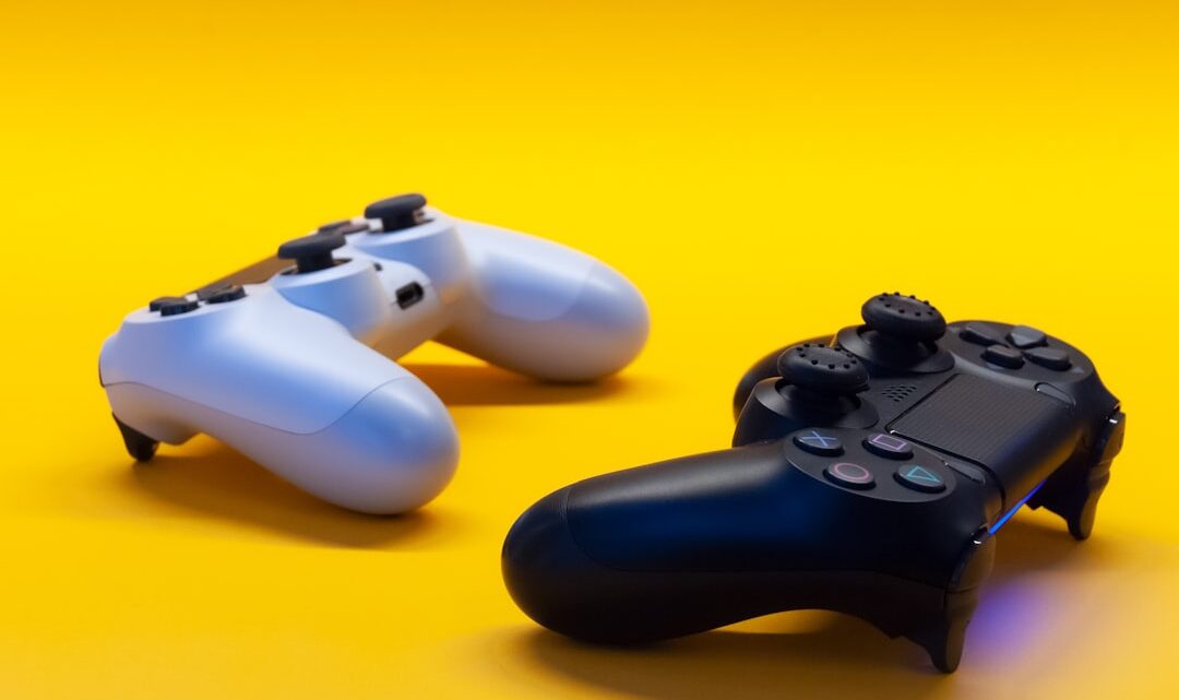 Kontrolery pro-gamingowe: Porównanie i recenzja padów z dodatkowymi przyciskami (back paddles), modułami i możliwościami personalizacji.
