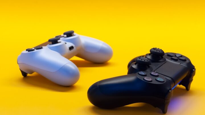 Kontrolery pro-gamingowe: Porównanie i recenzja padów z dodatkowymi przyciskami (back paddles), modułami i możliwościami personalizacji.