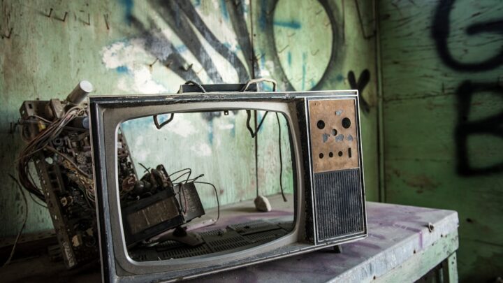 Fallout TV Series: Porównanie z grami – Co serial zmienia i jak wpływa na lore uniwersum postapokaliptycznego?