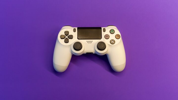 Jak podłączyć kontroler gamingowy do telewizora Smart TV? Przewodnik po graniu w chmurze i lokalnym multiplayerze na dużym ekranie