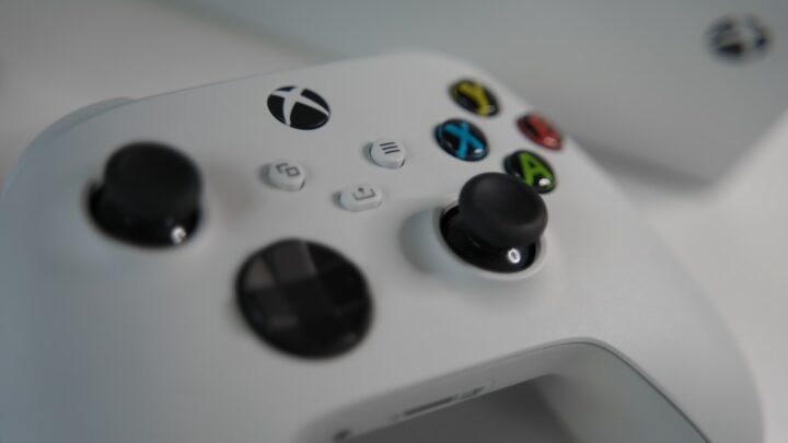 Jak w pełni wykorzystać funkcje udostępniania i subskrypcji na Xbox Series X/S? Przewodnik po Home Xbox, Game Share i korzyściach.