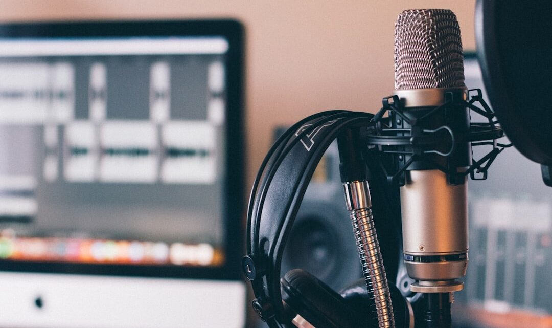 Jak zbudować profesjonalne studio do nagrywania i podcastów gamingowych w domu? Poradnik sprzętowy i oprogramowania.