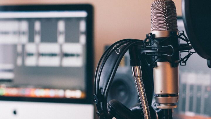 Jak zbudować profesjonalne studio do nagrywania i podcastów gamingowych w domu? Poradnik sprzętowy i oprogramowania.
