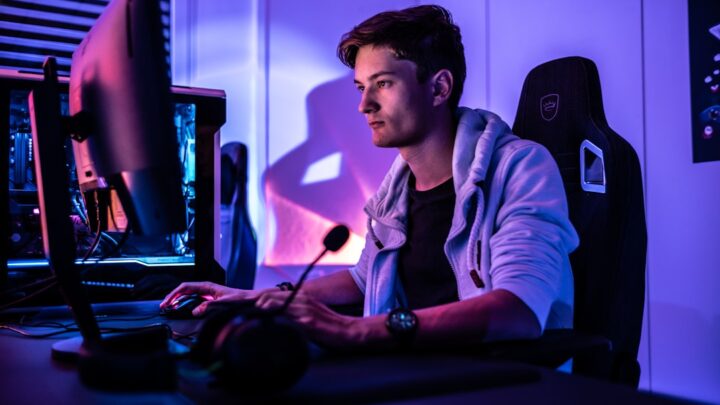 Streaming: Jak skutecznie angażować widownię podczas streamowania gier fabularnych z dużym naciskiem na interakcję z fabułą i postaciami?