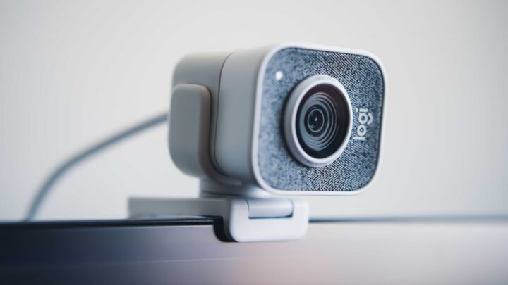 Jak podłączyć i skonfigurować kamerę internetową do streamowania gier na PC i konsolach? Poradnik wyboru i ustawień