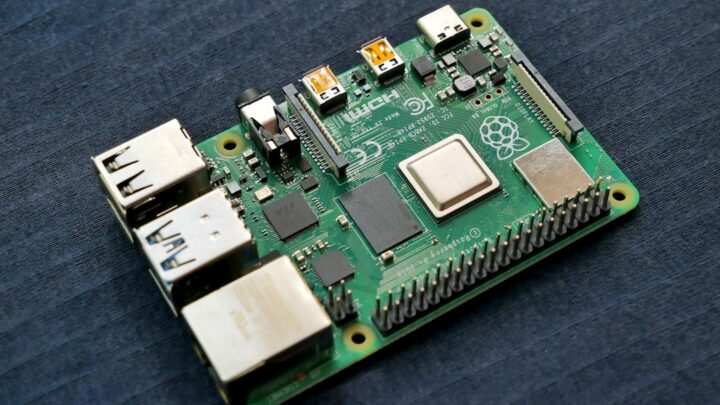 Konsole: Jaki system operacyjny (np. Batocera, EmuELEC) do retro-konsoli na Raspberry Pi? Poradnik instalacji i konfiguracji.