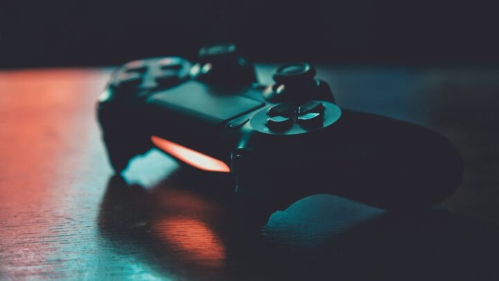 Najlepsze gry z pełnym cross-playem w 2024 roku: W co zagrać ze znajomymi niezależnie od platformy?