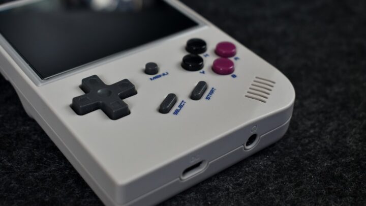 Niestandardowe systemy operacyjne i firmware do retro konsol przenośnych – Jak odblokować pełen potencjał urządzenia?