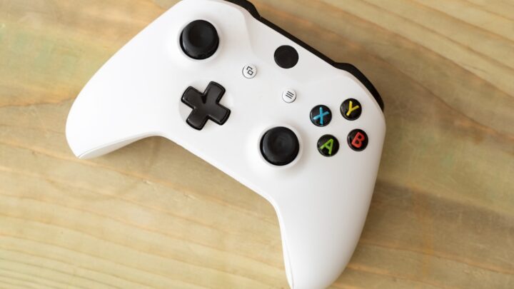 Porównanie padów DualSense Edge i Xbox Elite Series 2: Który kontroler pro-gamingowy wybrać do gier na PC?