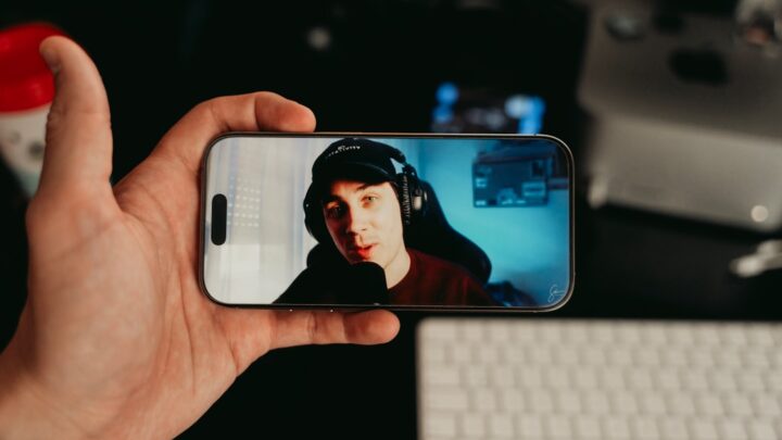 Streaming: Jak skutecznie promować swoje transmisje na platformach społecznościowych (TikTok, Instagram, X) i budować bazę fanów?